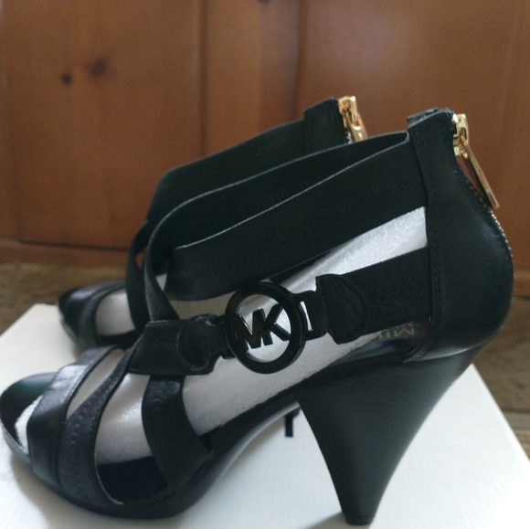 Shoes - Picture 3 of 4